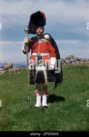 1960s, historique, un Highland Drum Major dans son uniforme et avec cérémonie mace, debout pour sa photo, Highland, Ecosse, Royaume-Uni. Banque D'Images