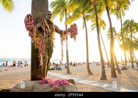 Statue du duc Kahanamoku, Waikiki Beach, Honolulu, Hawaï, États-Unis, Polynésie, Océanie Banque D'Images