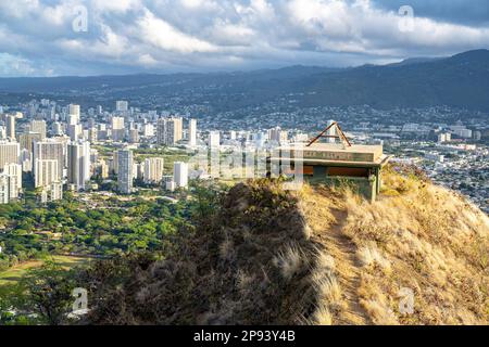 Vue d'Honolulu depuis Diamond Head, Honolulu, Hawaï, États-Unis, Polynésie, Océanie Banque D'Images