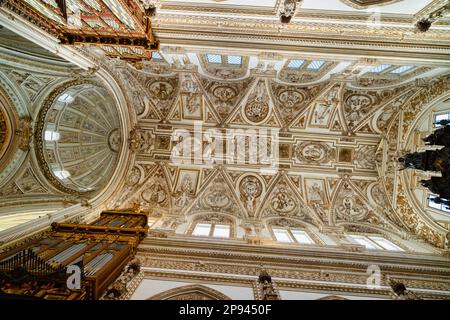 Plafond et dôme de la cathédrale de la Renaissance de notre-Dame de l'Assomption construite au centre de la Grande Mosquée de Cordoue ou de la Mezquita, Cordoue Banque D'Images