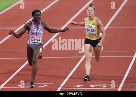 Gina LÜCKENKEMPER et Daryll NEITA dans la demi-finale 100m au Championnat européen d'athlétisme 2022 Banque D'Images