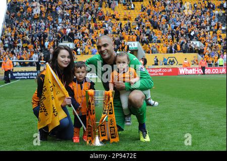 Loups gardien de but Carl Ikeme avec sa famille. Sky Bet League One champions Wolverhampton Wanderers contre Carlisle United 04/05/2014 Banque D'Images