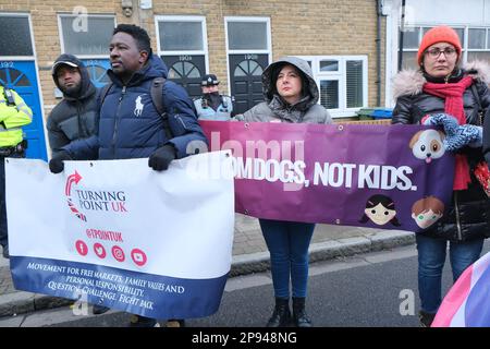 Londres, Royaume-Uni. 10th mars 2023. Des activistes de l'organisation Turning point UK ont organisé un rassemblement contre un événement d'histoire de Drag Queen devant le pub The Great Exhibition à East Dulwich. Plus d'une centaine de manifestants LGBT+ se sont rassemblés de l'autre côté d'un cordon de police pour contrer la manifestation. Aucun événement de traînée n'était prévu au pub aujourd'hui, bien que les listes Web n'aient pas été mises à jour et sont restées sur le système, causant la confusion. Crédit : onzième heure Photographie/Alamy Live News Banque D'Images