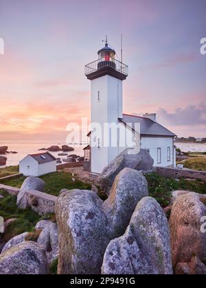 Phare de Pontusval, Bretagne, France Banque D'Images