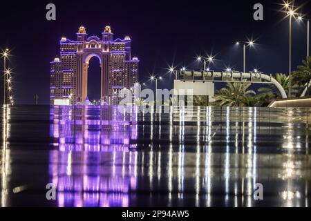 ABU DHABI, ÉMIRATS ARABES UNIS. 20 octobre 2022. Vue nocturne de l'hôtel Emirates Palace à Abu Dhabi, Émirats Arabes Unis. Crédit: ANT Palmer/Alamy Banque D'Images