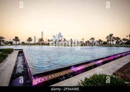 ABU DHABI, ÉMIRATS ARABES UNIS. 20 octobre 2022. Vue sur le complexe Emirates Towers depuis le Palais présidentiel d'Abu Dhabi, Émirats arabes Unis. Crédit: ANT Palmer/Alamy Banque D'Images