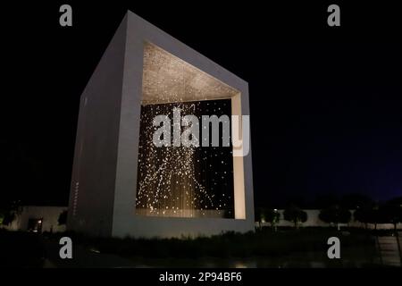 ABU DHABI, ÉMIRATS ARABES UNIS. 20 octobre 2022. Vue nocturne du Mémorial des fondateurs à Abu Dhabi, Émirats arabes Unis. Crédit: ANT Palmer/Alamy Banque D'Images