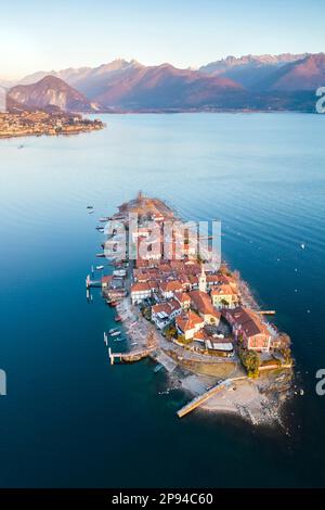 Vue aérienne d'Isola dei Pescatori pendant un lever de soleil d'hiver. Lago Maggiore, Piémont, Italie. Banque D'Images