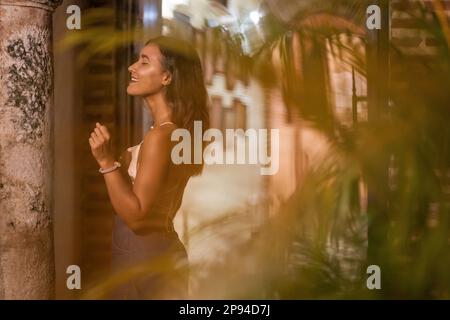 Amérique du Nord, Caraïbes, Grande Antilles, Île d'Hispaniola, République dominicaine, Santo Domingo, jeune femme dans la cour de l'hôtel El Beaterio Casa Museo dans la vieille ville de Santo Domingo Banque D'Images