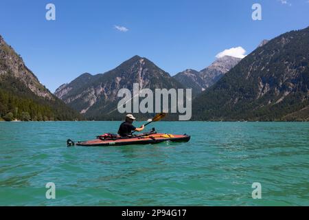 Kayak de mer (60 ans) sur le lac Heiterwang. Banque D'Images