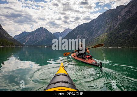 Kayak de mer (60 ans) sur le lac Heiterwang. Banque D'Images