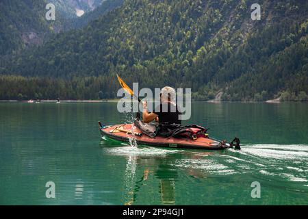 Kayak de mer (60 ans) sur le lac Heiterwang. Banque D'Images