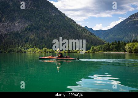 Kayak de mer (60 ans) sur le lac Heiterwang. Banque D'Images