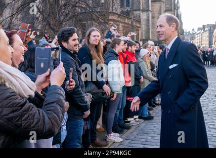 Le nouveau duc d'Édimbourg rencontre des membres du public à l'extérieur des chambres de ville d'Édimbourg avant d'assister à un événement marquant un an depuis la réponse officielle de la ville à l'invasion de l'Ukraine. Date de la photo: Vendredi 10 mars 2023. Banque D'Images