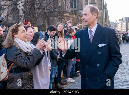 Le nouveau duc d'Édimbourg rencontre des membres du public à l'extérieur des chambres de ville d'Édimbourg avant d'assister à un événement marquant un an depuis la réponse officielle de la ville à l'invasion de l'Ukraine. Date de la photo: Vendredi 10 mars 2023. Banque D'Images