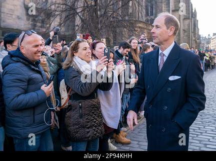 Le nouveau duc d'Édimbourg rencontre des membres du public à l'extérieur des chambres de ville d'Édimbourg avant d'assister à un événement marquant un an depuis la réponse officielle de la ville à l'invasion de l'Ukraine. Date de la photo: Vendredi 10 mars 2023. Banque D'Images