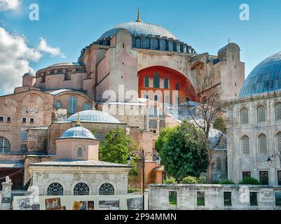 Vue sur la basilique Sainte-Sophie montrant le dôme et d'autres éléments de la Grande Mosquée d'Istanbul. Banque D'Images