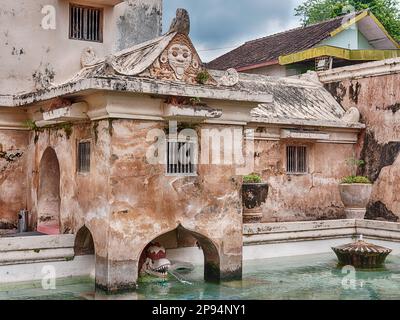 Une piscine est située dans une cour du complexe Taman Sari à Yogyakarta, en Indonésie. Banque D'Images