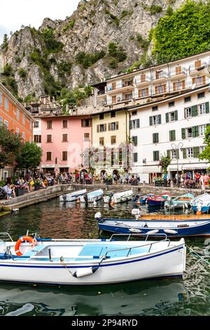 Port de Limone sul Garda, Lac de Garde, province de Brescia, Lombardie, Italie, Europe Banque D'Images