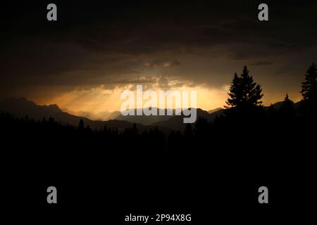 Coucher de soleil sur le Rehbergalm dans le Karwendel, le soleil se couche d'un romantisme fou après un orage réussi, Allemagne, Bavière, haute-Bavière, Werdenfelser Land, Mittenwald Banque D'Images