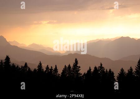 Coucher de soleil sur le Rehbergalm dans le Karwendel, le soleil se couche d'un romantisme fou après un orage réussi, Allemagne, Bavière, haute-Bavière, Werdenfelser Land, Mittenwald Banque D'Images