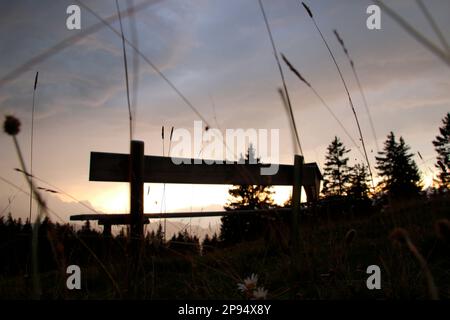 Coucher de soleil sur le Rehbergalm dans le Karwendel, le soleil se couche d'un romantisme fou après un orage réussi, Allemagne, Bavière, haute-Bavière, Werdenfelser Land, Mittenwald Banque D'Images