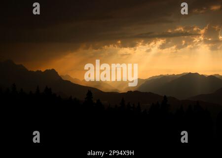 Coucher de soleil sur le Rehbergalm dans le Karwendel, le soleil se couche d'un romantisme fou après un orage réussi, Allemagne, Bavière, haute-Bavière, Werdenfelser Land, Mittenwald Banque D'Images