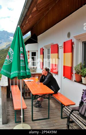 Femme sur la terrasse de Potsdamer Hut (2009m) à Fotschertal Sellrain, Innsbruck, Tyrol, Autriche Banque D'Images