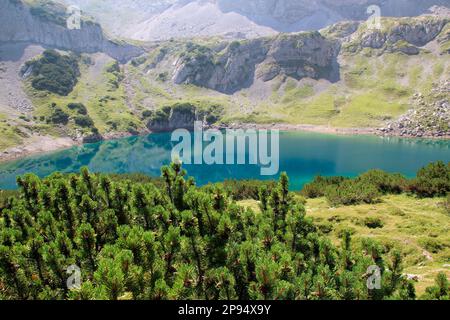 Vue de Coburg Hütte, refuge DAV, à Drachensee, chaîne de montagnes Mieminger. Ehrwald, Tyrol, Autriche Banque D'Images