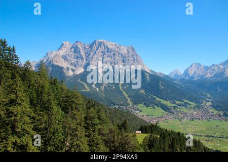 Vue du Tuftlalm (1496m) au massif du Wetterstein avec le Zugspitze (2963m), à droite Schneefernerkopf, à droite le Hohe Munde ainsi que la Hochwand, Ehrwald, Lermoos, Zugspitarena, Tirol, Autriche Banque D'Images