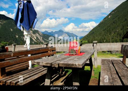 Eppzirler Alm, près de Scharnitz, Giessenbach, table, sièges, auberge, montagnes Karwendel, Tyrol, Autriche Banque D'Images