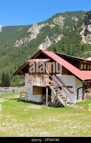 Dépendances de l'Alm d'Eppzirler, WC, près de Scharnitz, Giessenbach, monts Karwendel, Tyrol, Autriche Banque D'Images