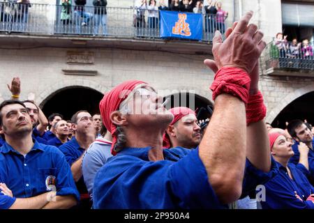 Casteller de Capgrossos de Mataró encourager leurs pairs .'Castellers est une tradition catalane.Fires i festes de Sant Narcis.Plaça del VI.Girona.Spain Banque D'Images