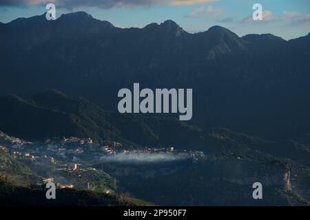 Vue brumeuse le matin de la ville de Ravello sur la colline au-dessus d'Amalfi, province de Salerne, région de Campanie du sud-ouest de l'Italie vue de San Lazzaro. Banque D'Images