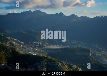 Vue brumeuse le matin de la ville de Ravello sur la colline au-dessus d'Amalfi, province de Salerne, région de Campanie du sud-ouest de l'Italie vue de San Lazzaro. Banque D'Images