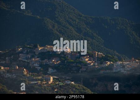 Vue brumeuse le matin de la ville de Ravello sur la colline au-dessus d'Amalfi, province de Salerne, région de Campanie du sud-ouest de l'Italie vue de San Lazzaro. Banque D'Images