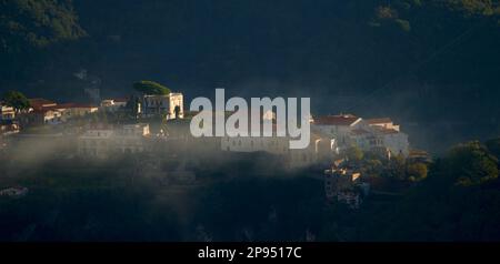 Vue brumeuse le matin de la ville de Ravello sur la colline au-dessus d'Amalfi, province de Salerne, région de Campanie du sud-ouest de l'Italie vue de San Lazzaro. Banque D'Images