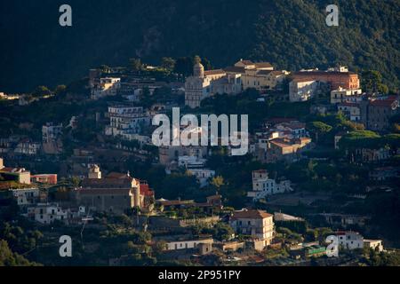 Vue brumeuse le matin de la ville de Ravello sur la colline au-dessus d'Amalfi, province de Salerne, région de Campanie du sud-ouest de l'Italie vue de San Lazzaro. Banque D'Images