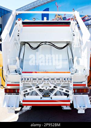 Nouveau camion à ordures blanc moderne Banque D'Images