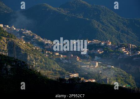 Vue brumeuse le matin de la ville de Ravello sur la colline au-dessus d'Amalfi, province de Salerne, région de Campanie du sud-ouest de l'Italie vue de San Lazzaro. Banque D'Images