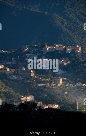 Vue brumeuse le matin de la ville de Ravello sur la colline au-dessus d'Amalfi, province de Salerne, région de Campanie du sud-ouest de l'Italie vue de San Lazzaro. Banque D'Images