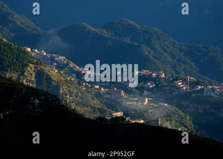 Vue brumeuse le matin de la ville de Ravello sur la colline au-dessus d'Amalfi, province de Salerne, région de Campanie du sud-ouest de l'Italie vue de San Lazzaro. Banque D'Images