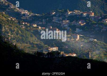 Vue brumeuse le matin de la ville de Ravello sur la colline au-dessus d'Amalfi, province de Salerne, région de Campanie du sud-ouest de l'Italie vue de San Lazzaro. Banque D'Images