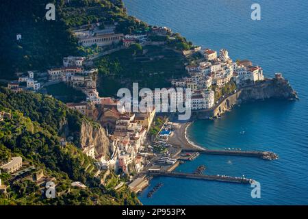 Vue sur Amalfi depuis les falaises ci-dessus, San Lazzaro, côte amalfitaine, Italie Banque D'Images