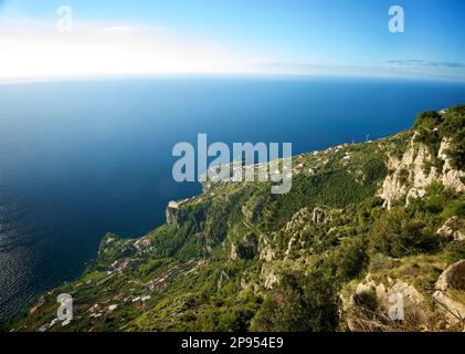 Vue de Castello Lauritano, San Lazzaro vers la mer Tyrrhénienne et Conca dei Marini - une ville et une commune dans la province de Salerne dans la région Campaniade l'Italie du sud-ouest il est situé sur une colline près de la côte et entre Amalfi et Fur. Monastero Santa Rosa Hotel & Spa centre de cadre Banque D'Images