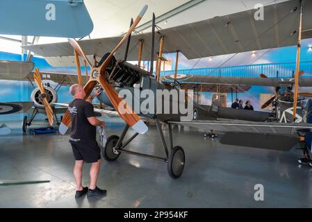 Royal Aircraft Factory BE.2F biplan historique A1325 du hangar Vintage Aviator Ltd à l'aérodrome de Hood, Masterton, Nouvelle-Zélande. Inspection par un technicien Banque D'Images