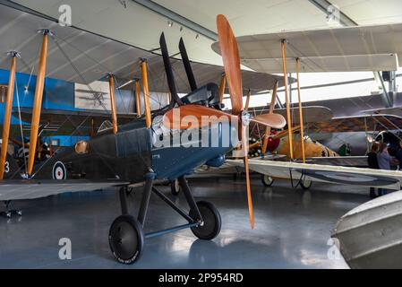 Royal Aircraft Factory BE.12 ZK-ZEP du hangar de Vintage Aviator Ltd à l'aérodrome de Hood, Masterton, Nouvelle-Zélande. Appareil de reproduction de la première Guerre mondiale Banque D'Images