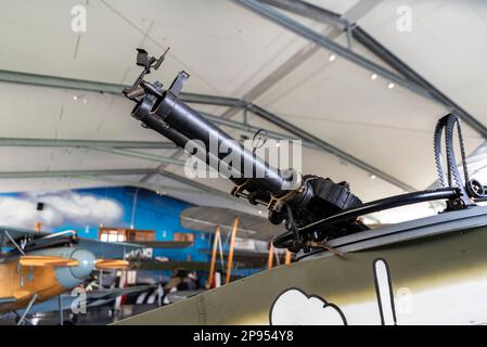 Canons sur Airco DH-4 réplique ZK-DHA du hangar de Vintage Aviator Ltd à l'aérodrome de Hood, Masterton, Nouvelle-Zélande. Appareil de reproduction de la première Guerre mondiale Banque D'Images