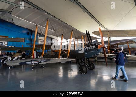 Royal Aircraft Factory BE.12 ZK-ZEP du hangar de Vintage Aviator Ltd à l'aérodrome de Hood, Masterton, Nouvelle-Zélande. Appareil de reproduction de la première Guerre mondiale Banque D'Images