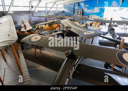 Le hangar Vintage Aviator Ltd à Hood Aerodrome, Masterton, Nouvelle-Zélande avec les avions authentiques et de reproduction de la première Guerre mondiale. Biavions de la grande Guerre Banque D'Images